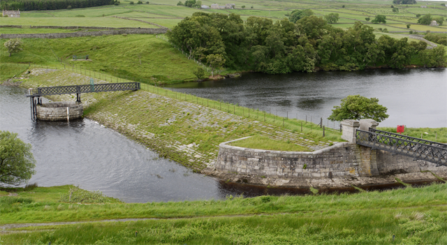 Severn Trent Lifts Guidance and Reveals CEO Transition as Half-Year Profit Surges; Shares Ease Lower