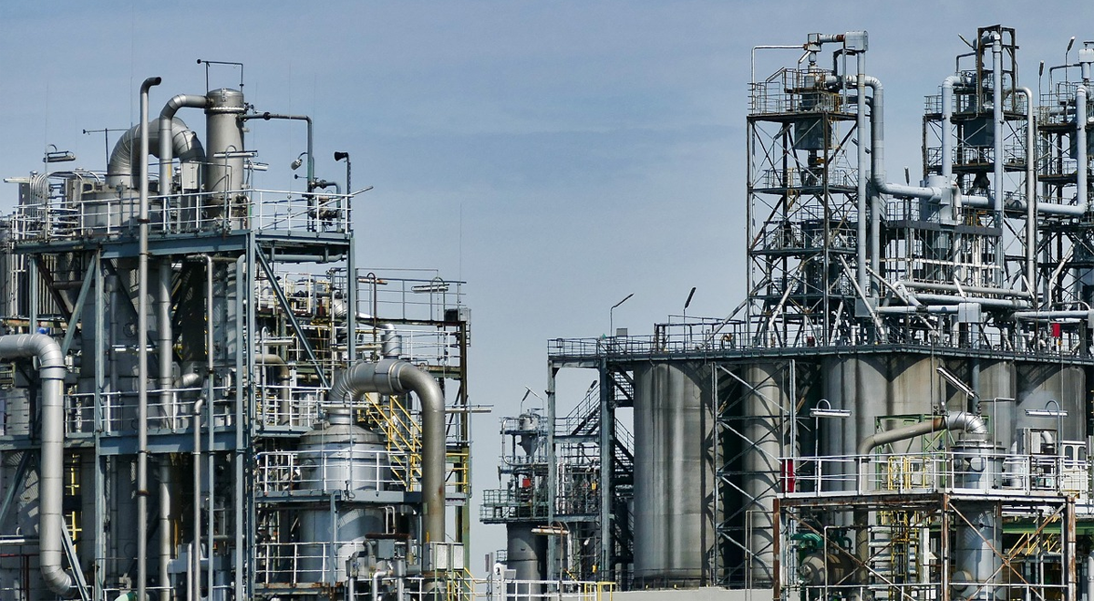 Oil Holds Gains as Escalating U.S.-Iran Conflict Keeps Energy Markets on Edge