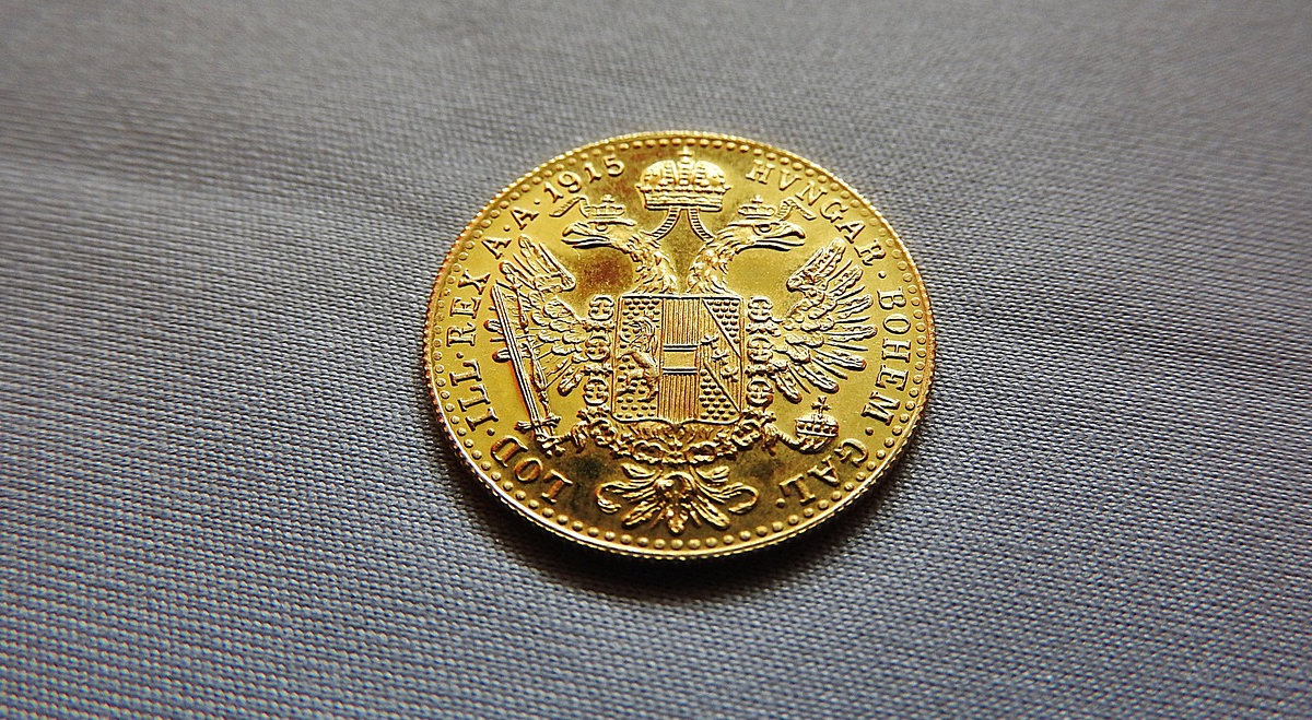 Gold gains 1.1% as softer dollar lifts spot price back above $4,400