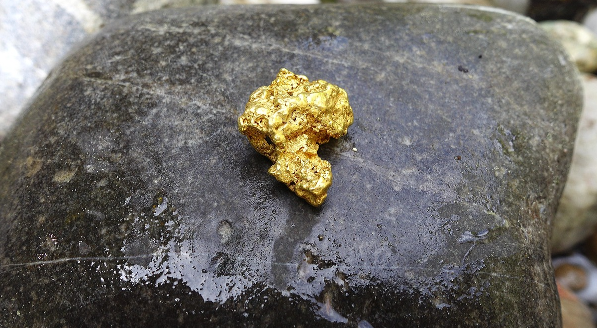 Gold Holds Near $4,400 as Dollar Weakness Meets Fed Rate Concerns